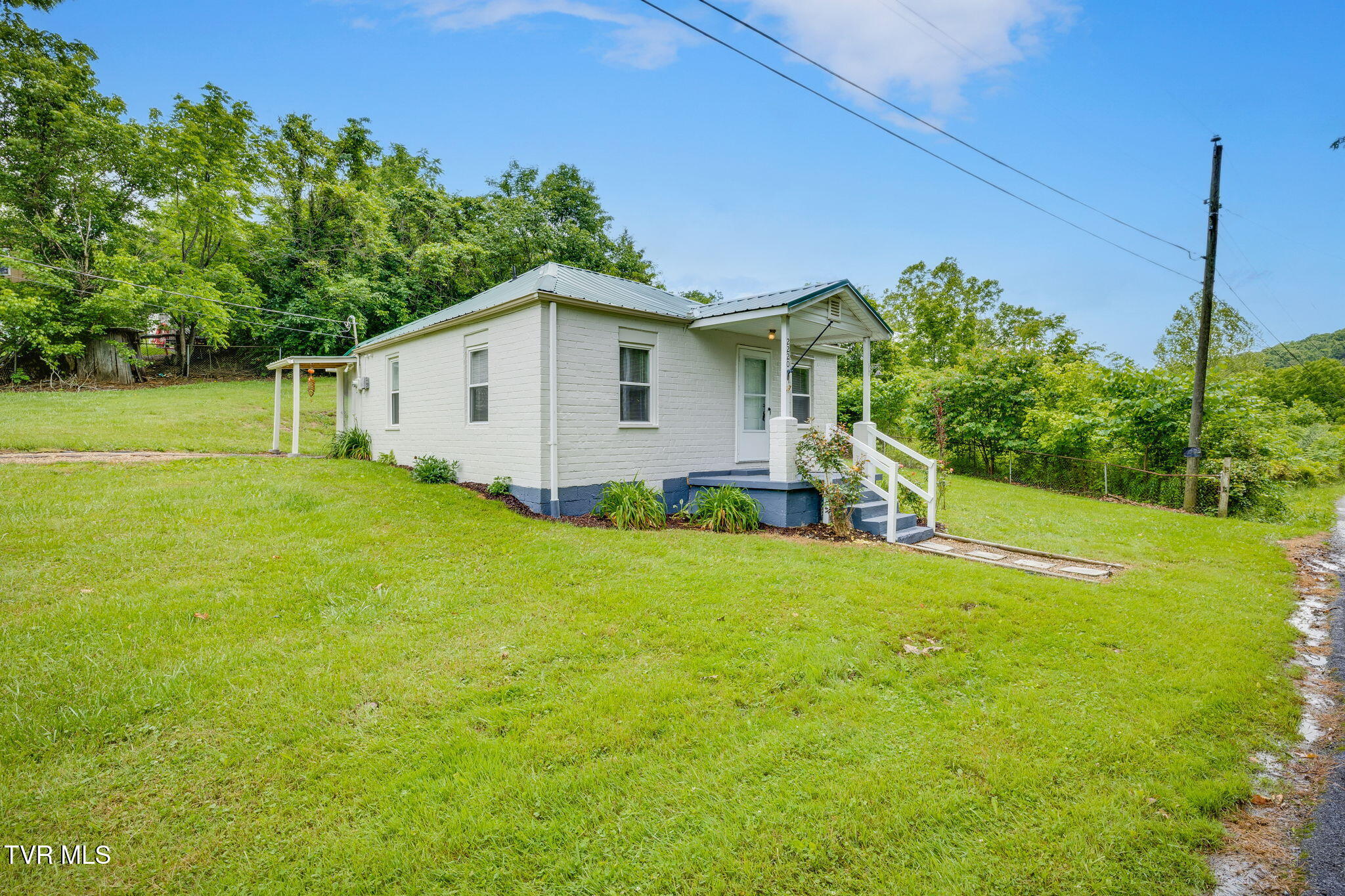 2220 Little Valley Road Kingsport, TN 37660 - Photo 3 of 29 003