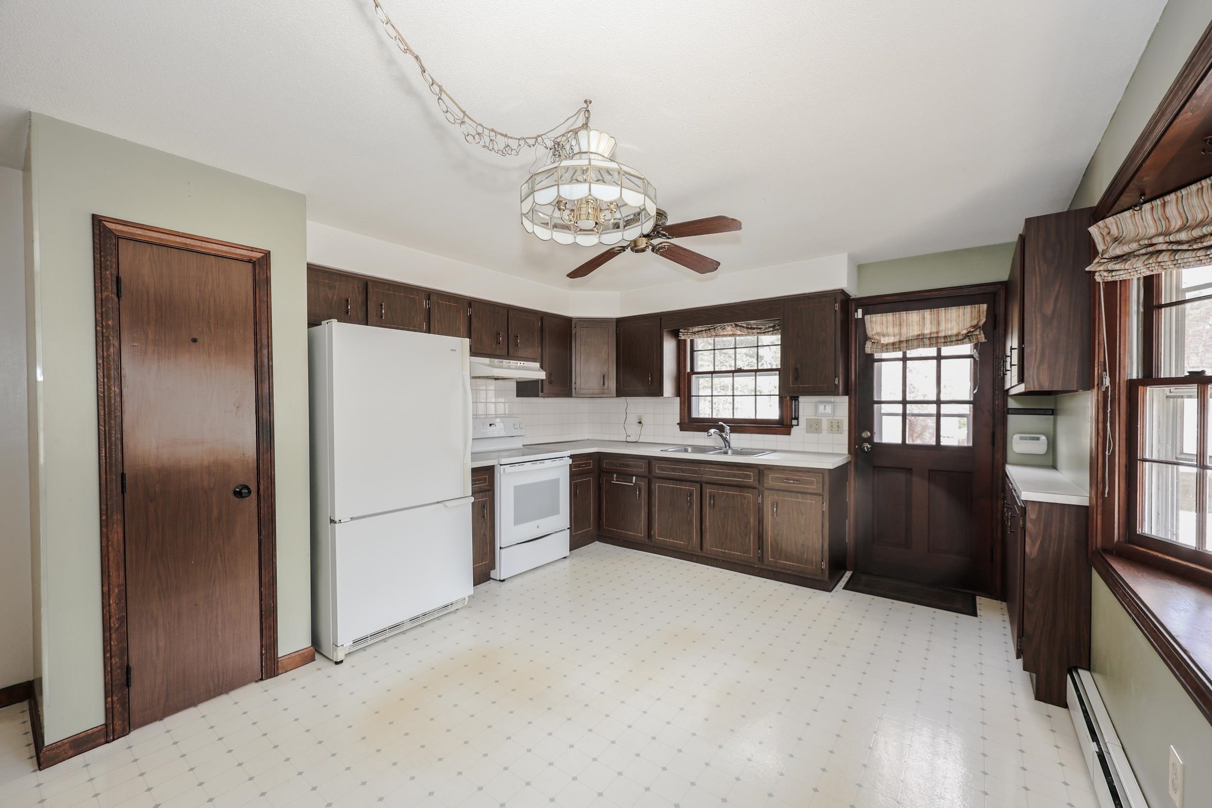 12 Forest Lane Litchfield, NH 03052 - Photo 7 of 32