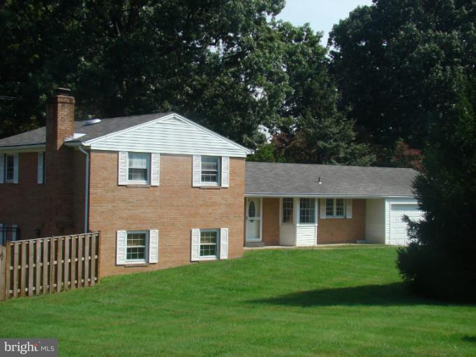 11304 Valley Road Oakton, VA 22124 - Photo 14 of 14 Exterior (Front)