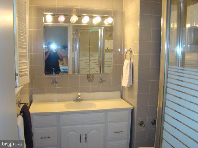 11304 Valley Road Oakton, VA 22124 - Photo 3 of 14 Bath
