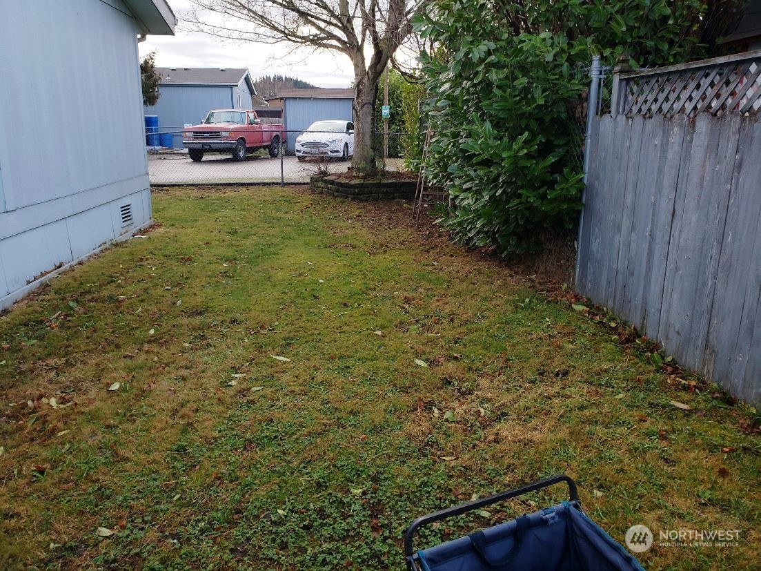 520 Willow Drive, Unit 111 Enumclaw, WA 98022 - Photo 19 of 26 a backyard of a house with table and chairs