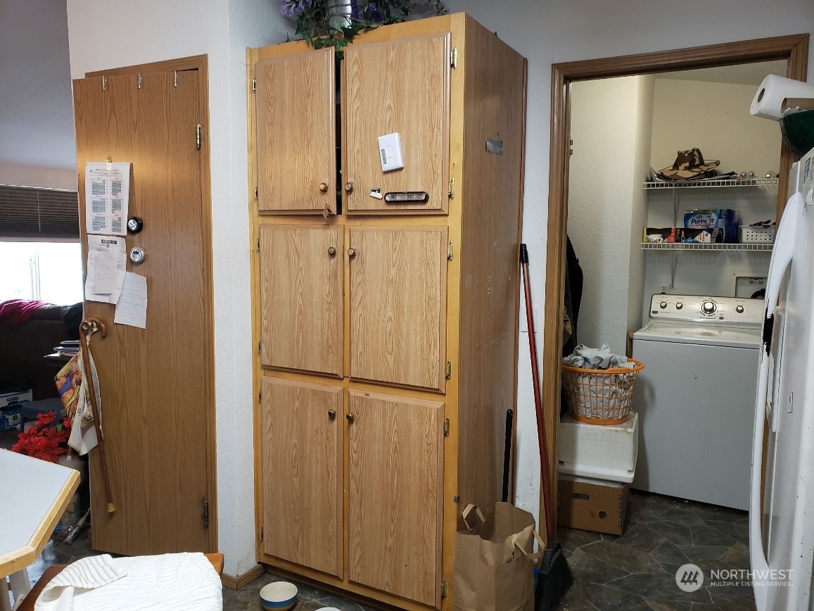 520 Willow Drive, Unit 111 Enumclaw, WA 98022 - Photo 5 of 26 a bathroom with a refrigerator and a mirror