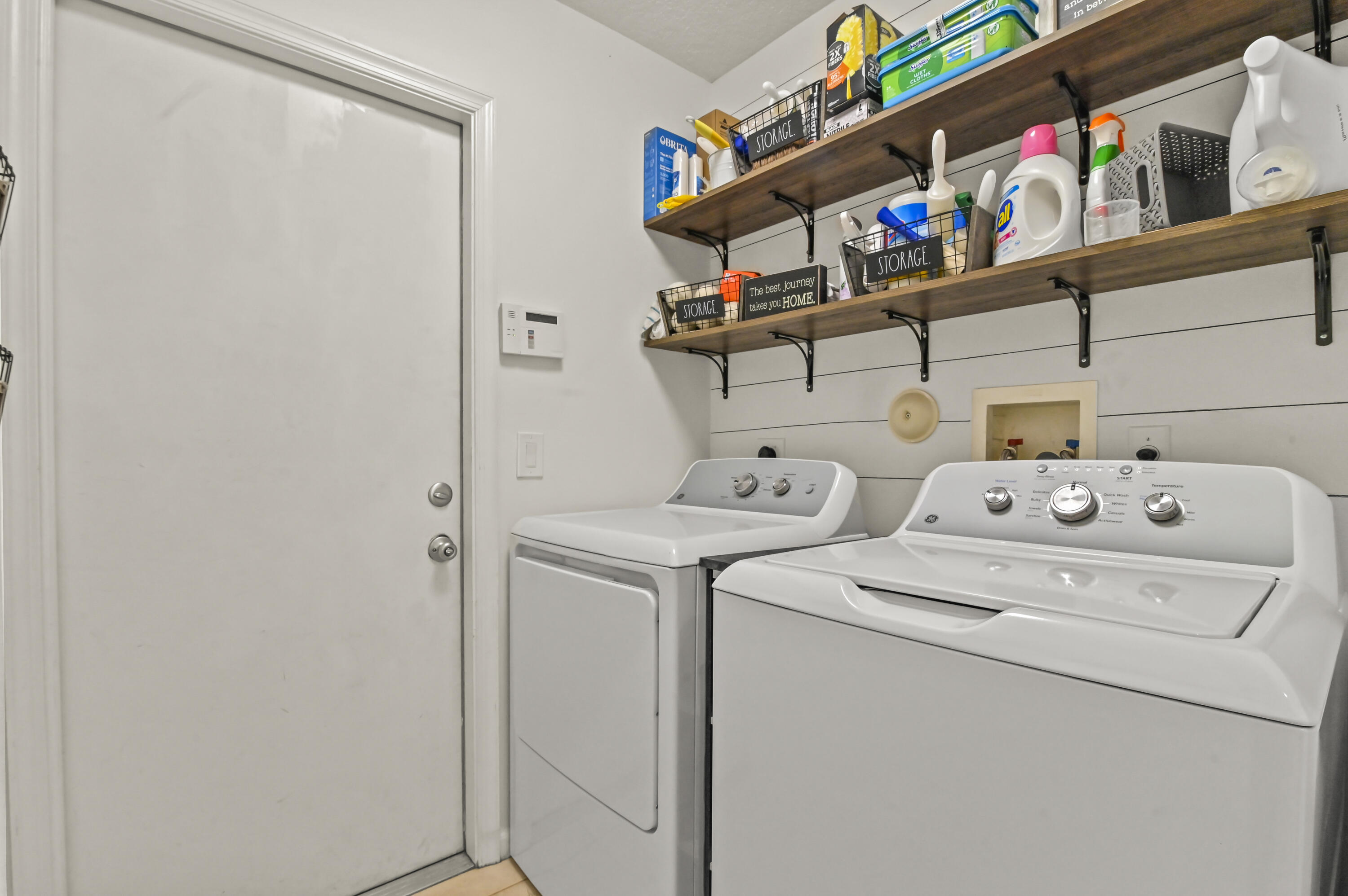 6319 Foster Street Jupiter, FL 33458 - Photo 18 of 24 29 Laundry room 01