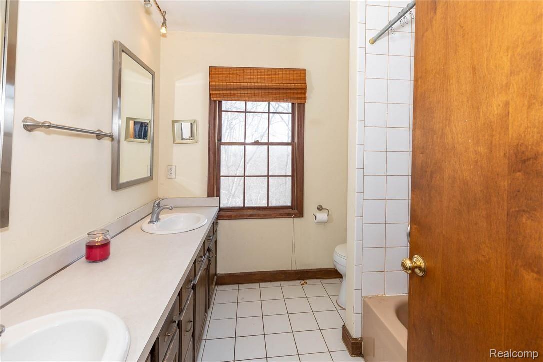 2831 Acorn Road Bloomfield Hills, MI 48302 - Photo 12 of 12 Hall Bath