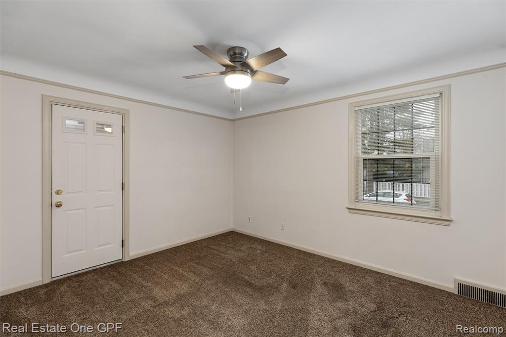 1488 Roslyn Road Grosse Pointe Woods, MI 48236 - Photo 15 of 40