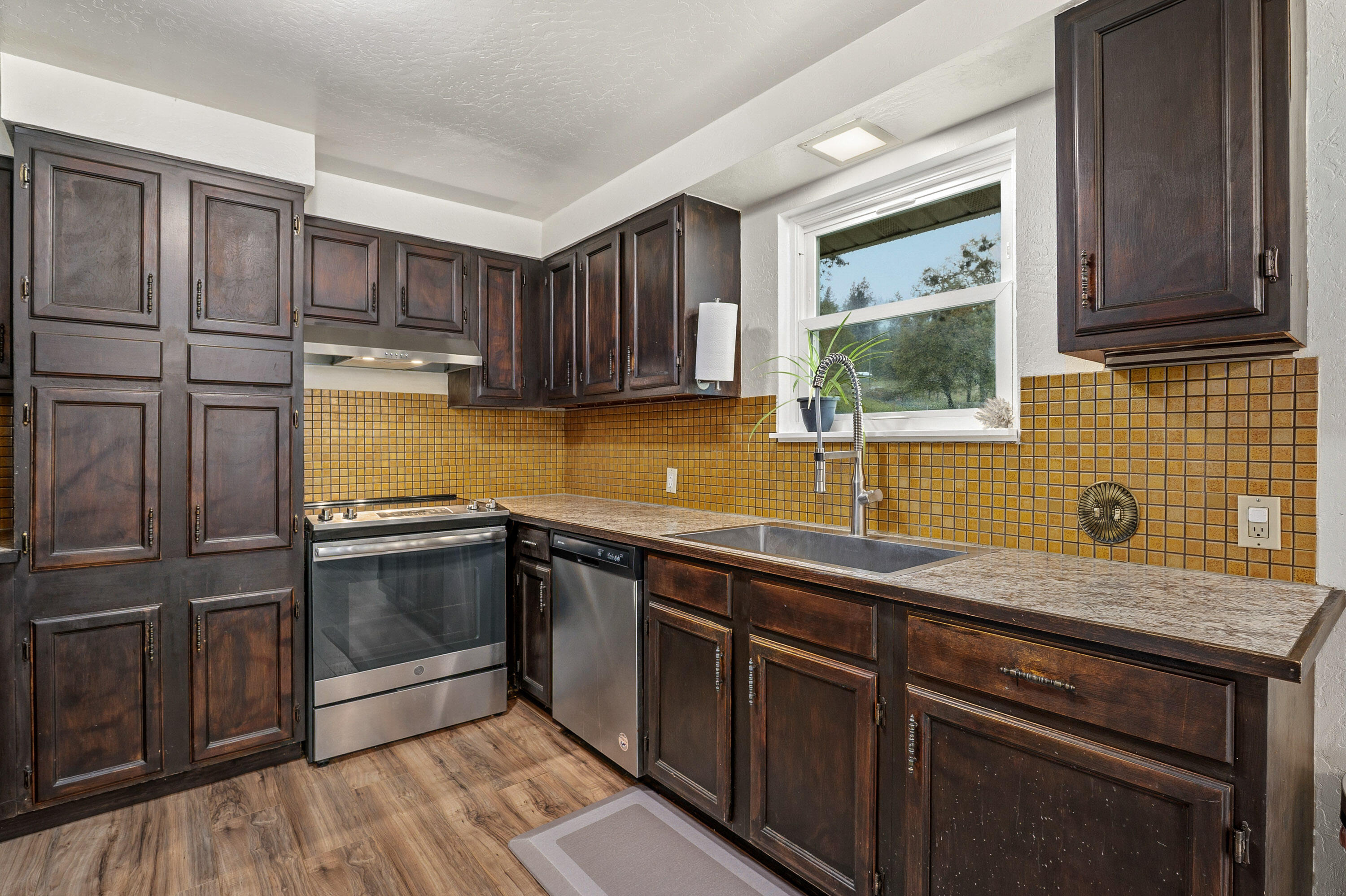 7680 Upper Applegate Road Jacksonville, OR 97530 - Photo 9 of 43 09