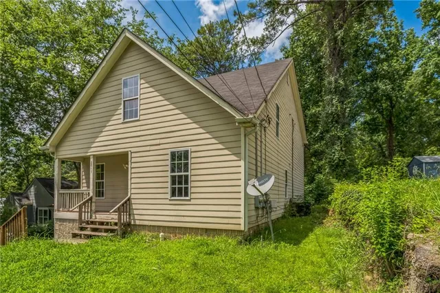 a view of a house with a yard