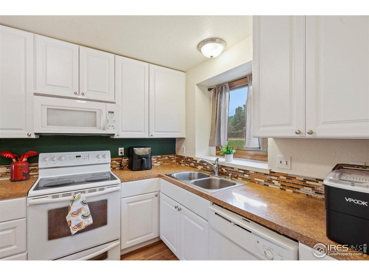 1440 Edora Road, Unit 13 Fort Collins, CO 80525 - Photo 8 of 20 Double-oven and lots of cabinet space!