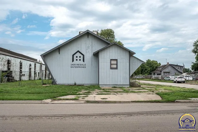 $137,300 | 1435 Southeast Madison Street, Topeka, KS 66607