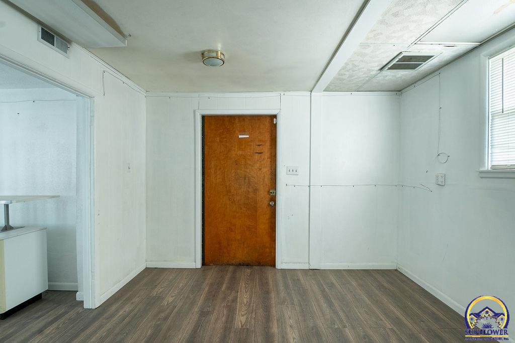 1435 Southeast Madison Street Topeka, KS 66607 - Photo 2 of 41