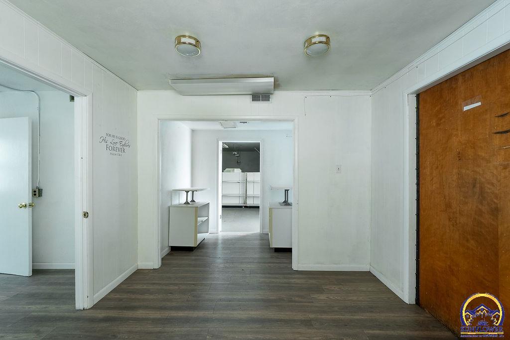 1435 Southeast Madison Street Topeka, KS 66607 - Photo 3 of 41