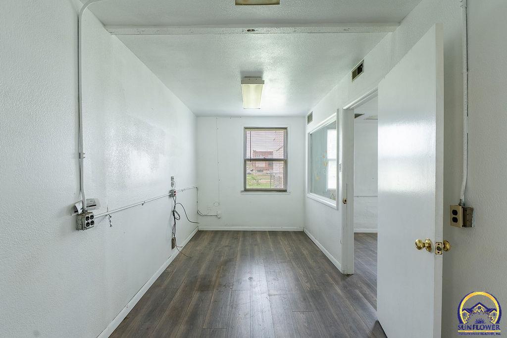 1435 Southeast Madison Street Topeka, KS 66607 - Photo 4 of 41