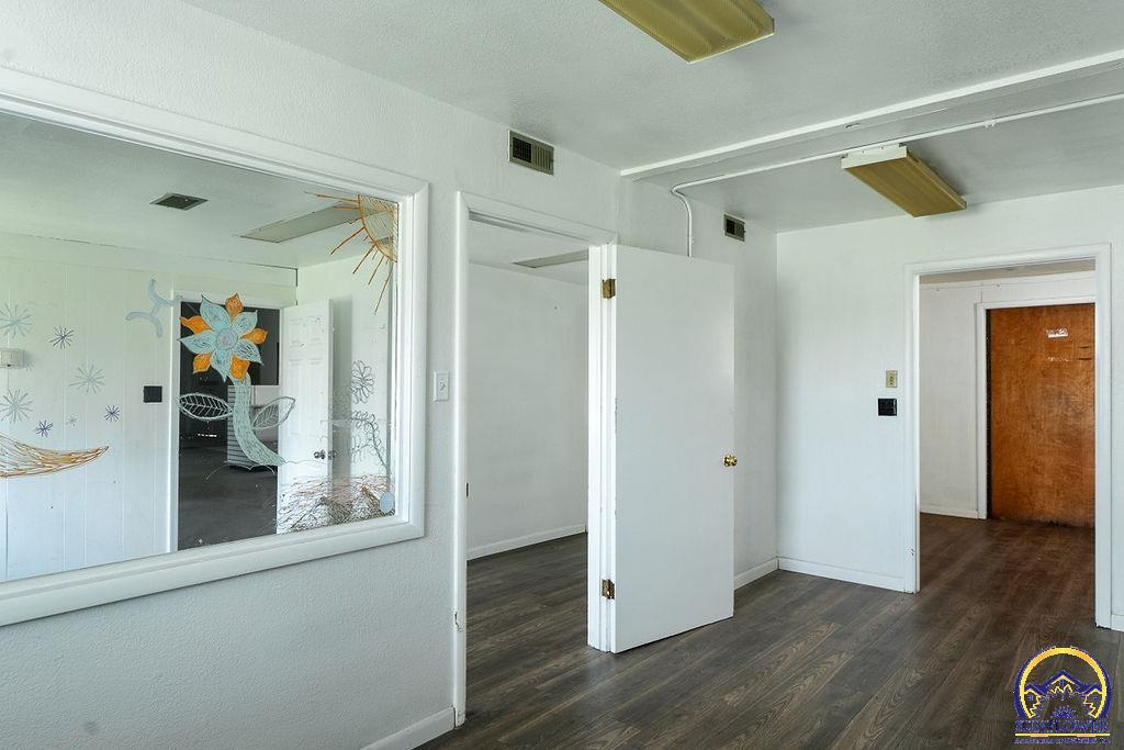 1435 Southeast Madison Street Topeka, KS 66607 - Photo 6 of 41