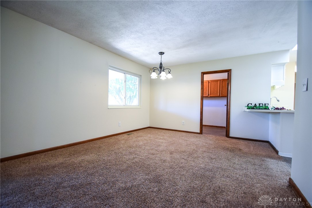 4675 Old Salem Road Englewood, OH 45322 - Photo 12 of 33 Dining rm/family rm combo