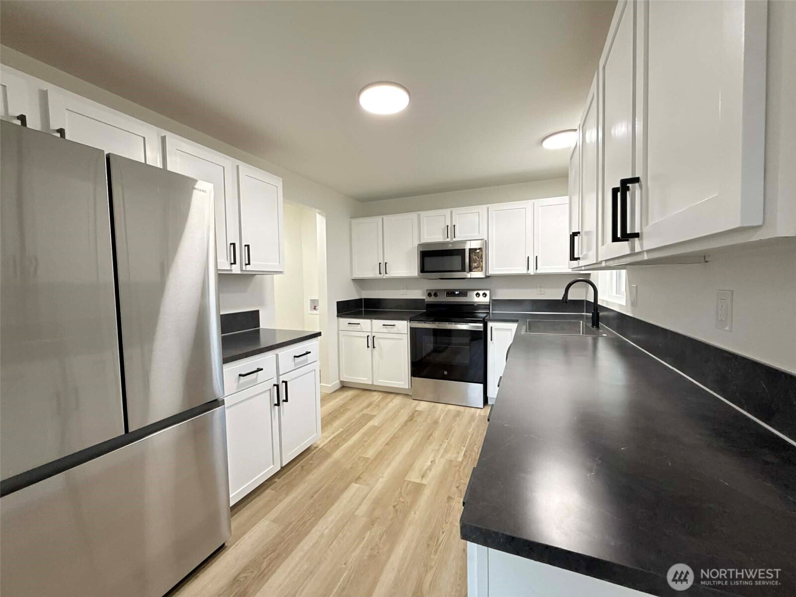1807 Harding Road Aberdeen, WA 98520 - Photo 12 of 29 a kitchen with granite countertop a refrigerator stove top oven and sink