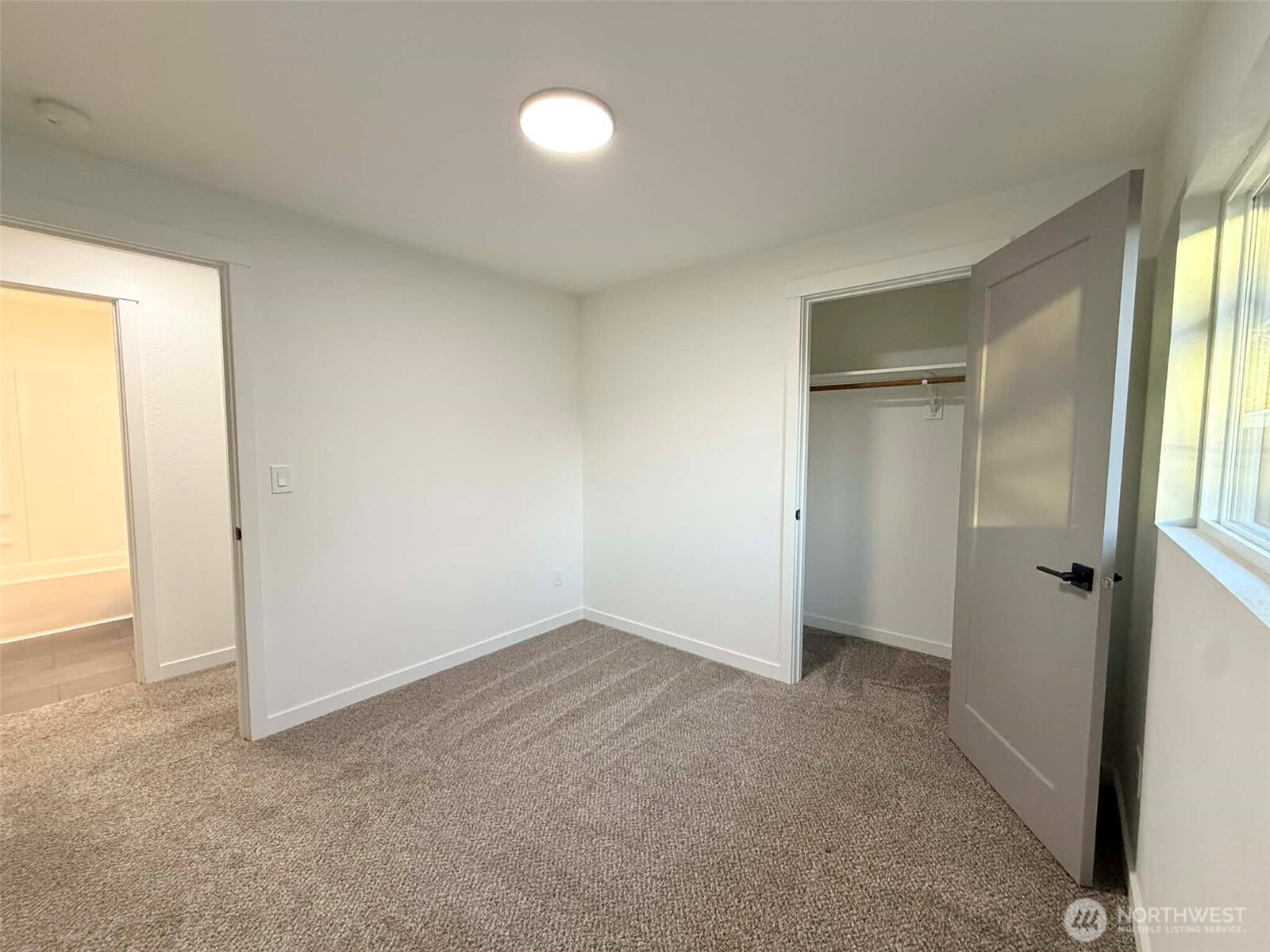 1807 Harding Road Aberdeen, WA 98520 - Photo 16 of 29 an empty room with windows and closet