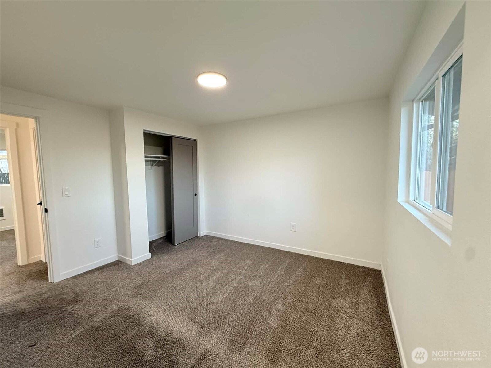 1807 Harding Road Aberdeen, WA 98520 - Photo 20 of 29 an empty room with windows