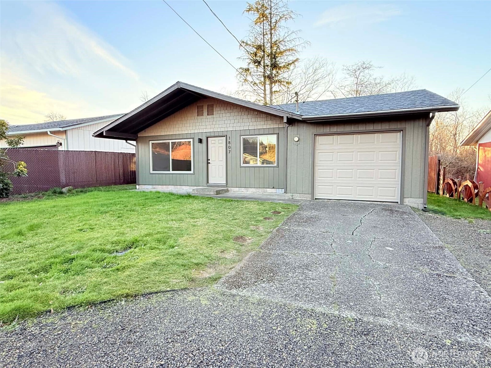 1807 Harding Road Aberdeen, WA 98520 - Photo 2 of 29 a front view of house with yard and garage