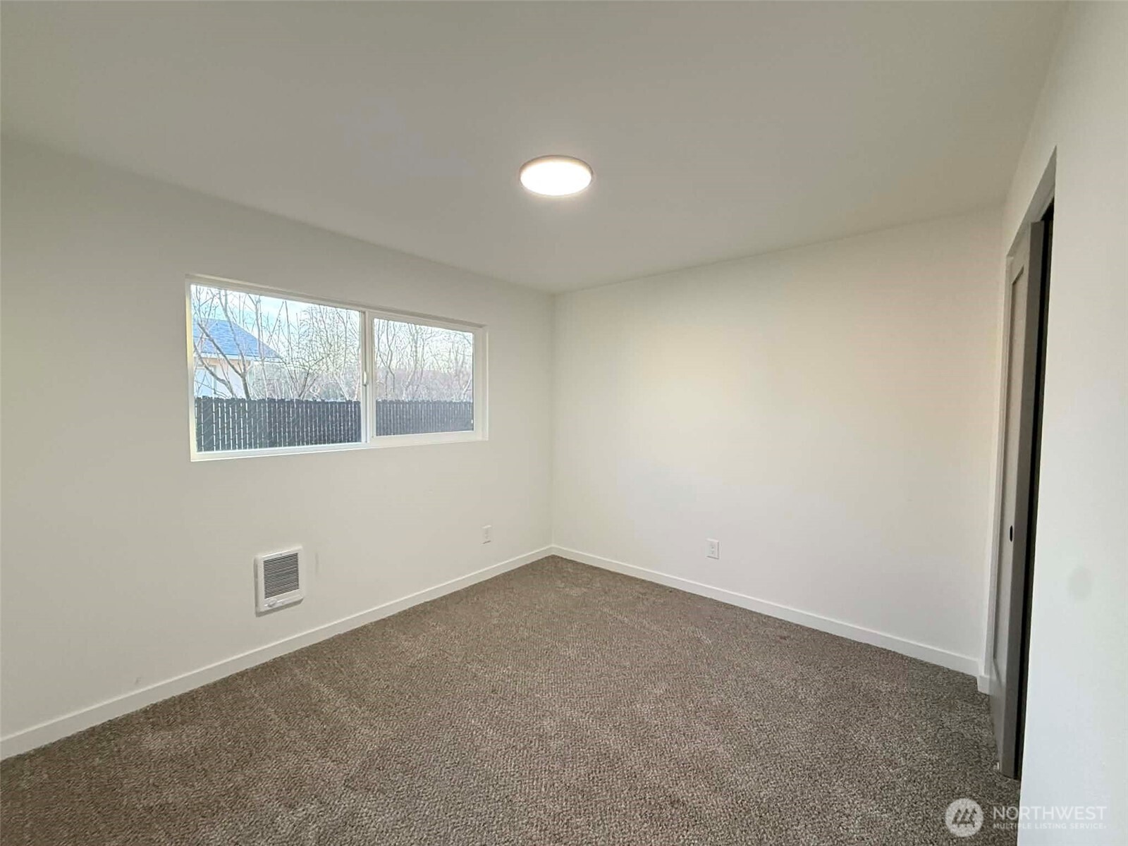 1807 Harding Road Aberdeen, WA 98520 - Photo 24 of 29 an empty room with windows
