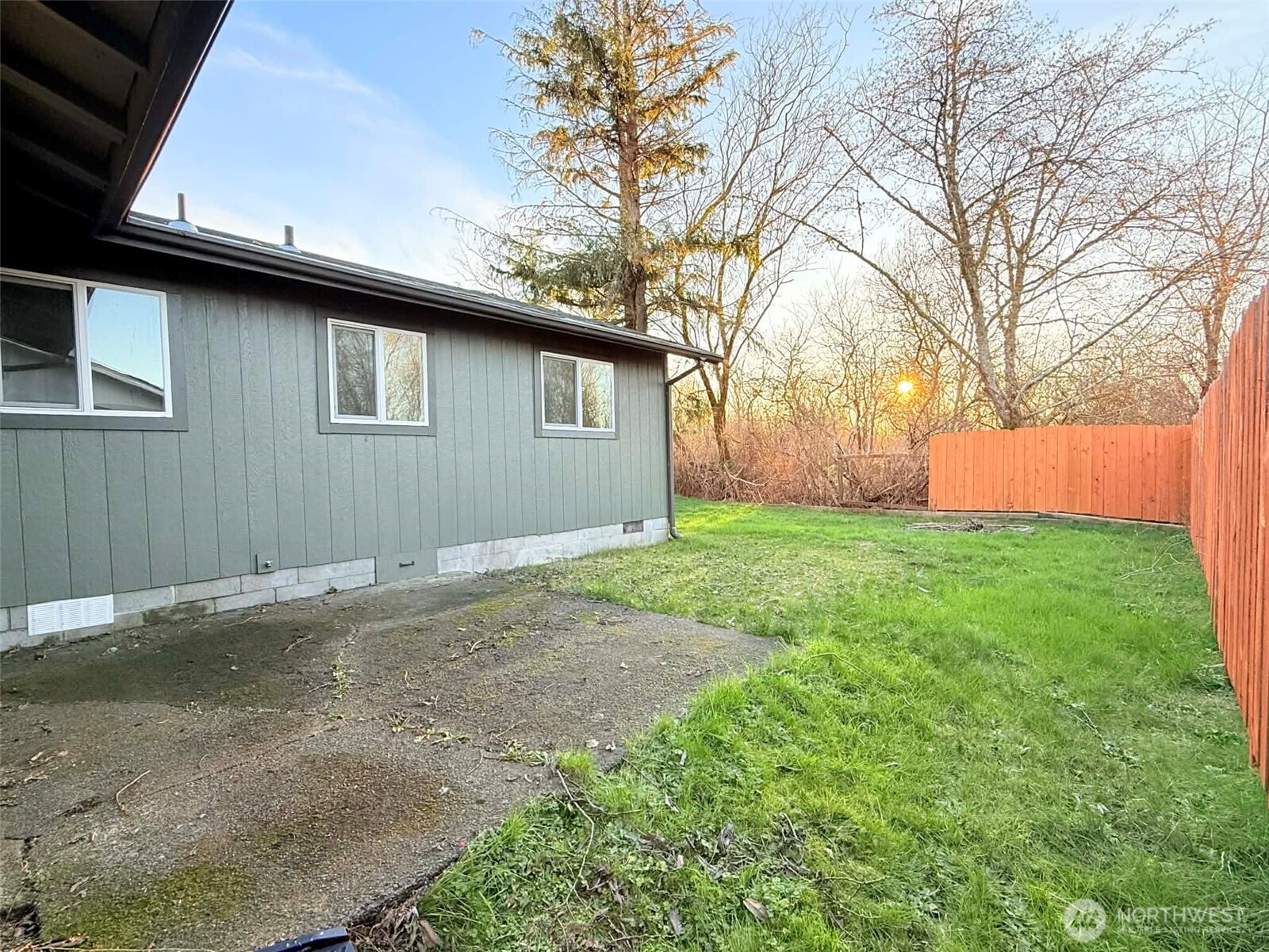 1807 Harding Road Aberdeen, WA 98520 - Photo 25 of 29 a backyard of a house with large trees