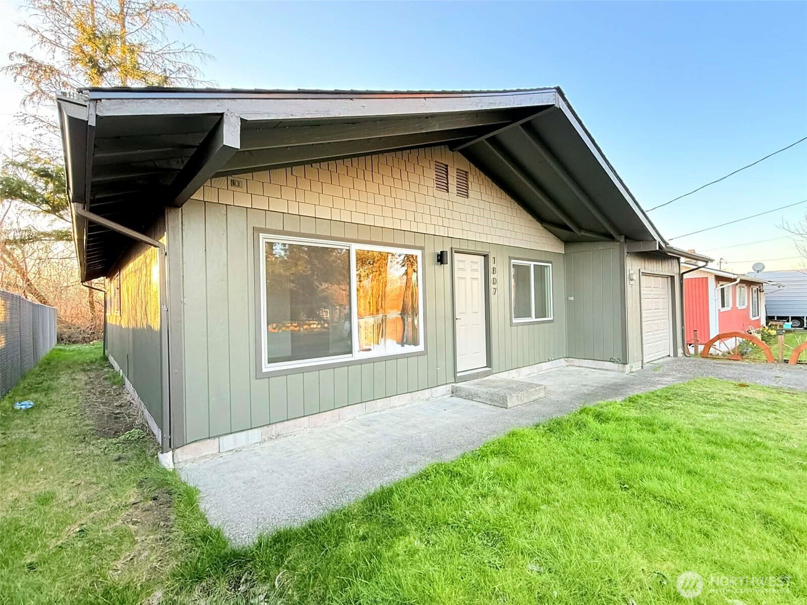 1807 Harding Road Aberdeen, WA 98520 - Photo 4 of 29 a front view of a house with a yard
