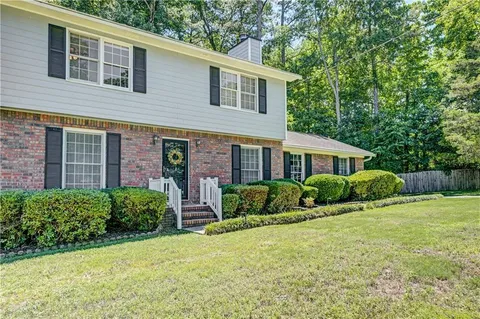 a view of a house with a yard and plants