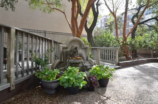 $1,800 | 5150 Hidalgo Street, Unit 202, Houston, TX 77056