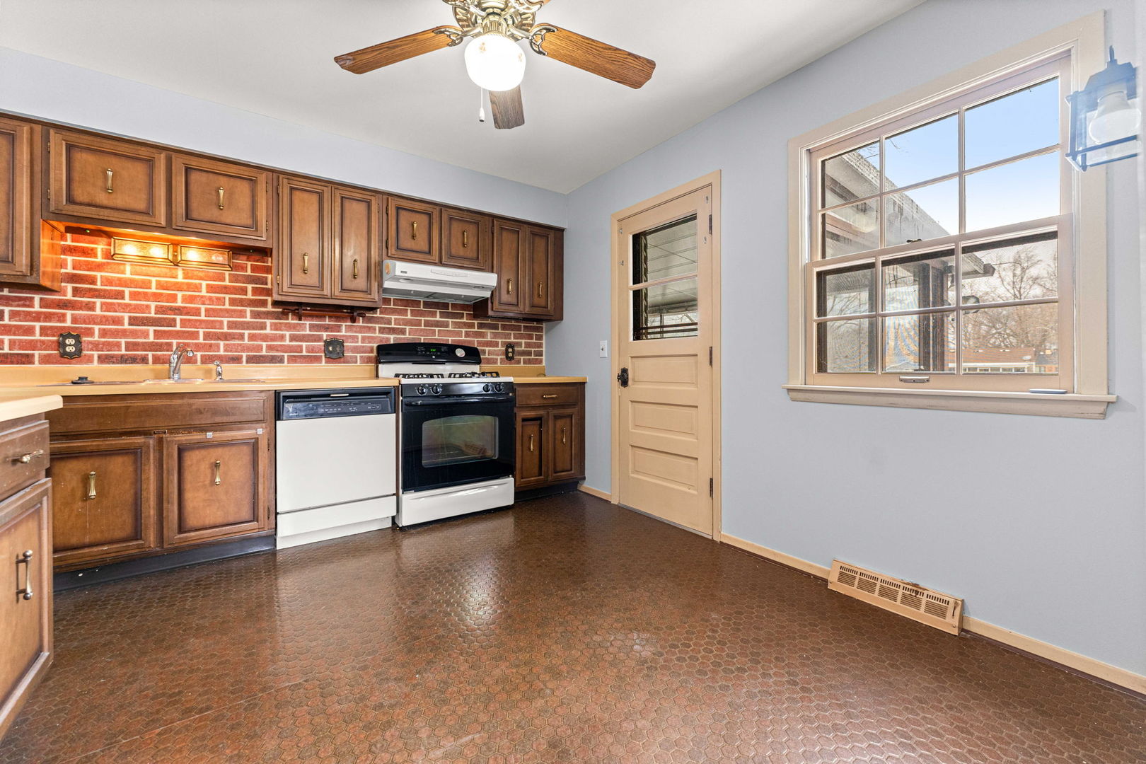 47 Old Post Road Montgomery, IL 60538 - Photo 7 of 38