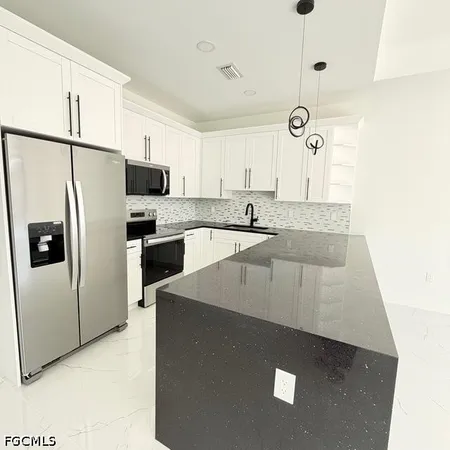 $2,000 | 209-211 West 12th Street, Lehigh Acres, FL 33972