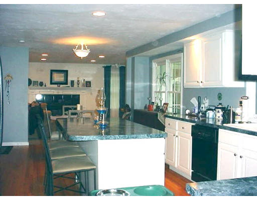 141 Raymond Road Marlborough, MA 01752 - Photo 3 of 12 Gallery Image 3