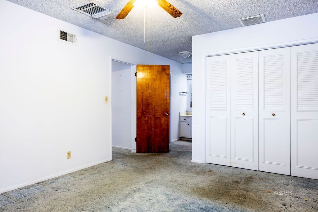 1243 Wayne Street Ridgecrest, CA 93555 - Photo 37 of 42 a view of a garage