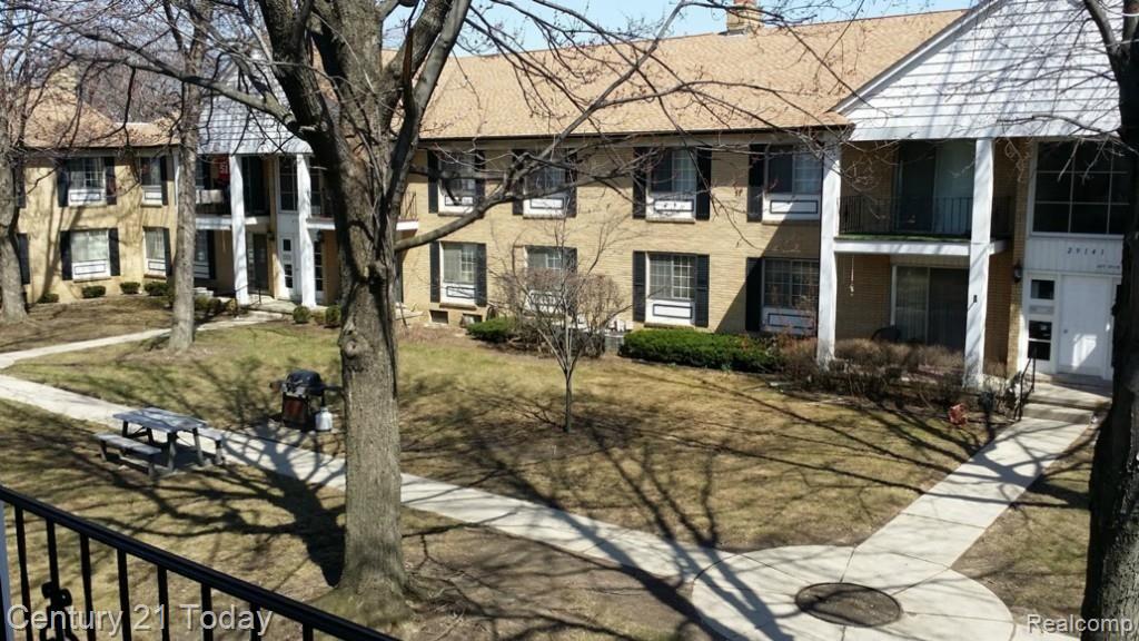 29173 Hayes Road, Unit 22 Warren, MI 48088 - Photo 19 of 21 Courtyard View