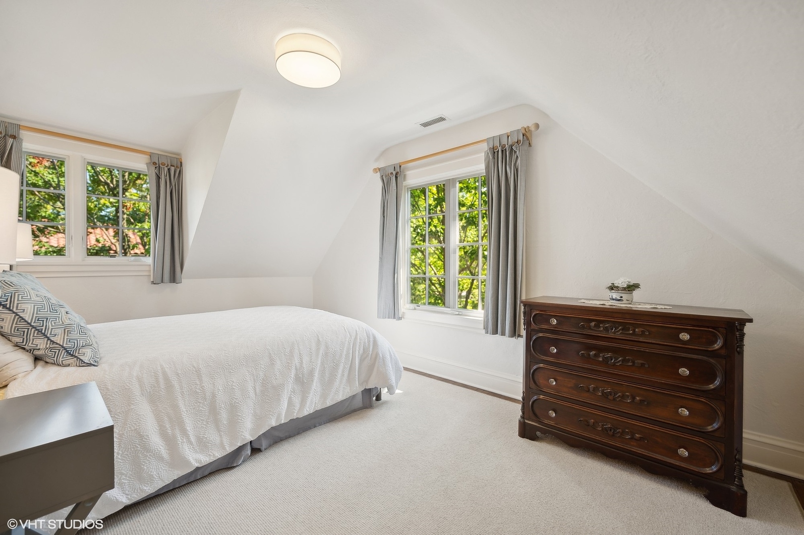 1015 Dinsmore Road Winnetka, IL 60093 - Photo 38 of 46 a bedroom with a bed and a dresser