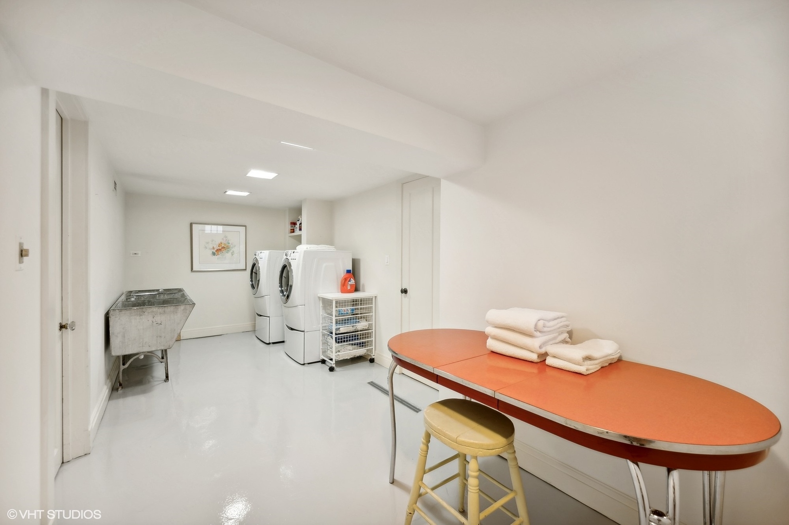 1015 Dinsmore Road Winnetka, IL 60093 - Photo 43 of 46 a very nice looking room with a table and chairs