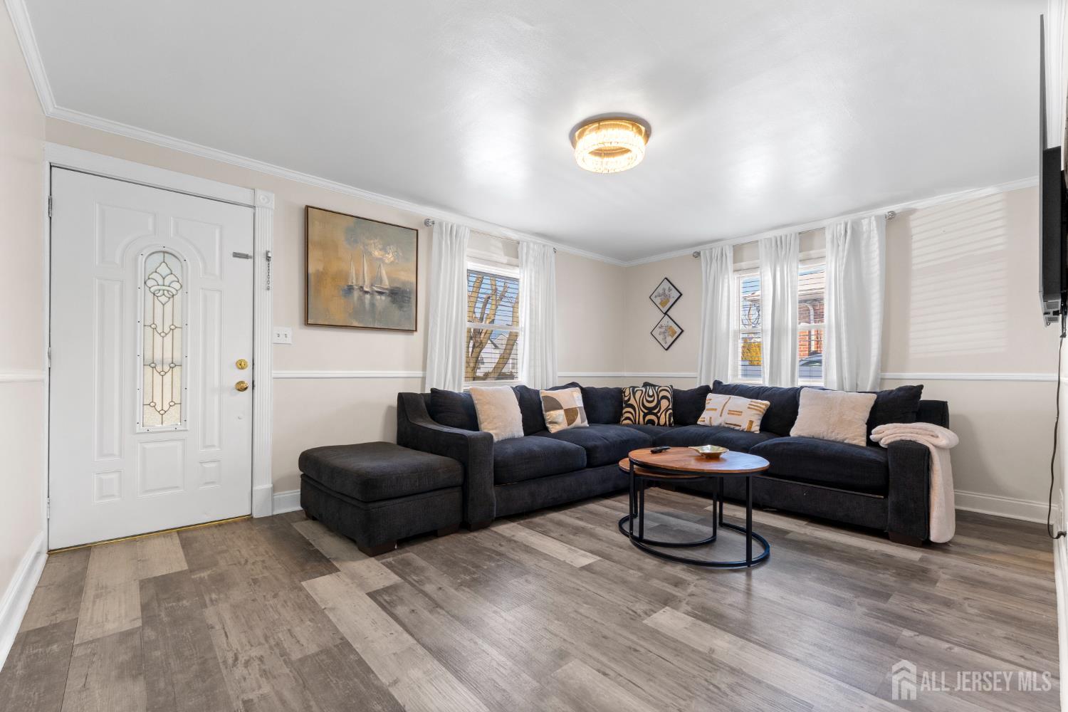 696 Hanson Avenue Perth Amboy, NJ 08861 - Photo 3 of 27