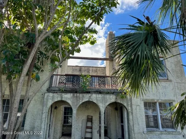 a view of entryway with a yard
