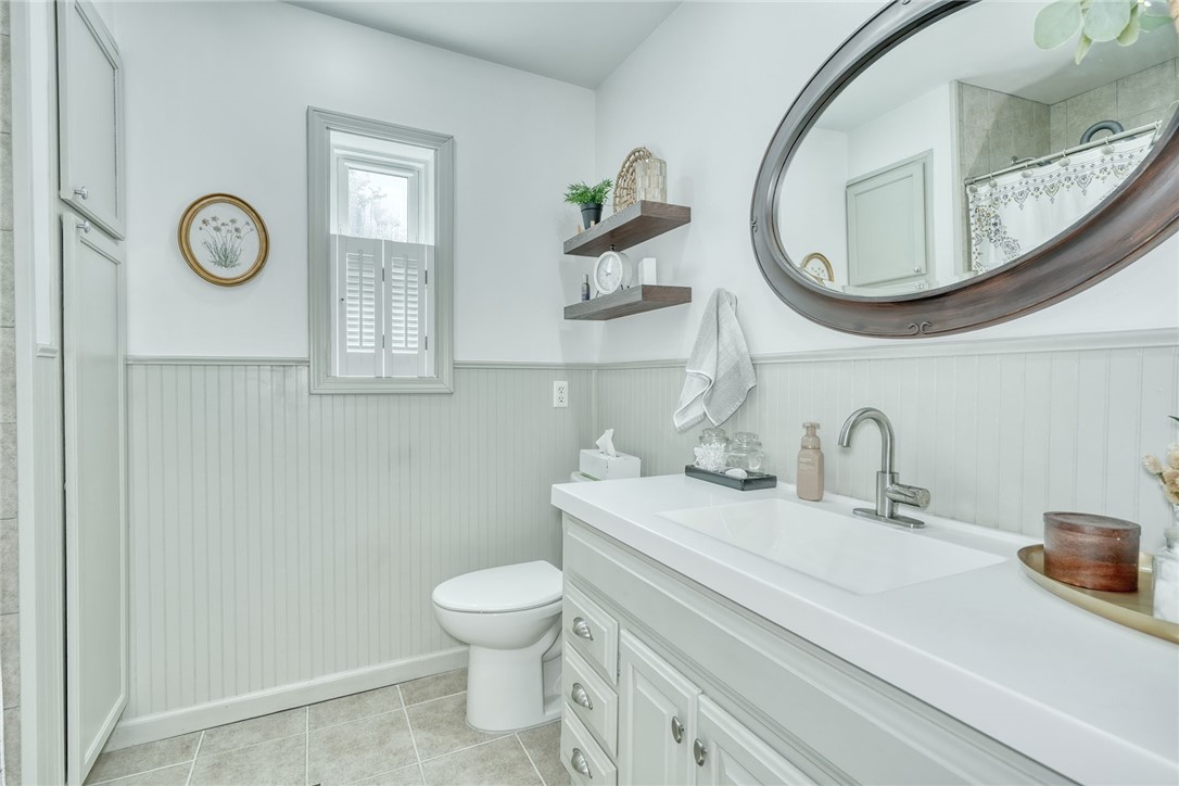 522 Salt Road Webster, NY 14580 - Photo 28 of 46 2nd floor Fresh updated Main Bath with tub/shower