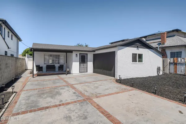 a house view with a outdoor space