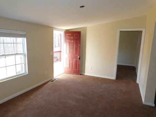 216 B Forest Road Oliver Springs, TN 37840 - Photo 7 of 12 7 LIVING-ROOM