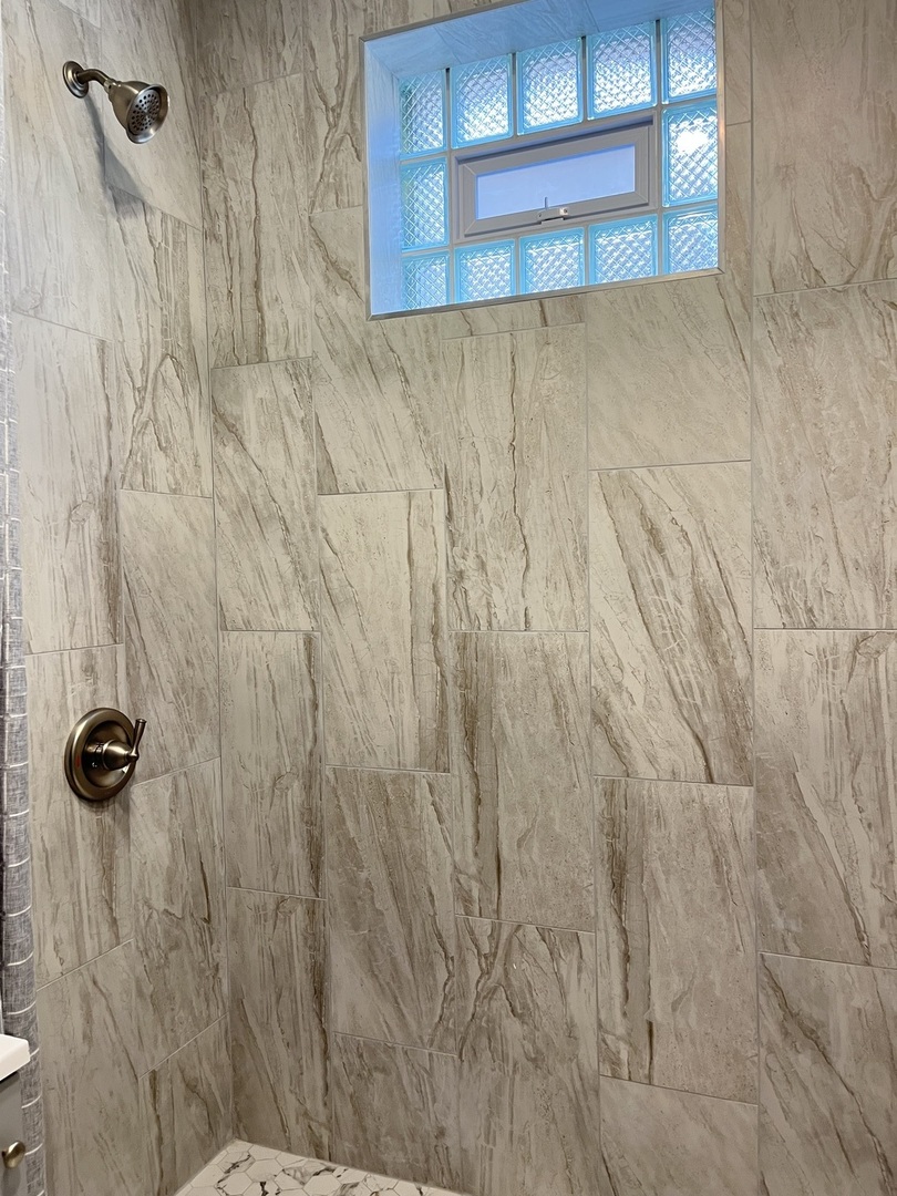 3821 West Fillmore Street, Unit 1R Chicago, IL 60624 - Photo 8 of 14 a bathroom with a shower