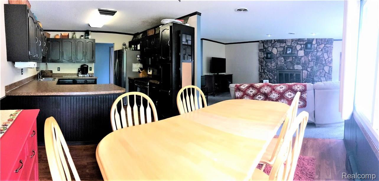 8055 East Carpenter Road Davison, MI 48423 - Photo 13 of 22 8055 carpenter pano kitchen family.jpg