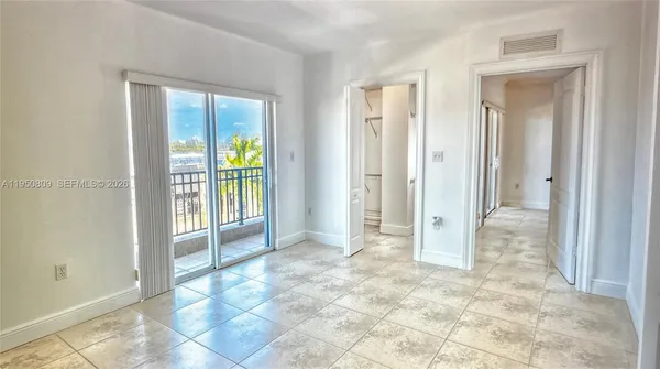 a view of entryway with bathroom