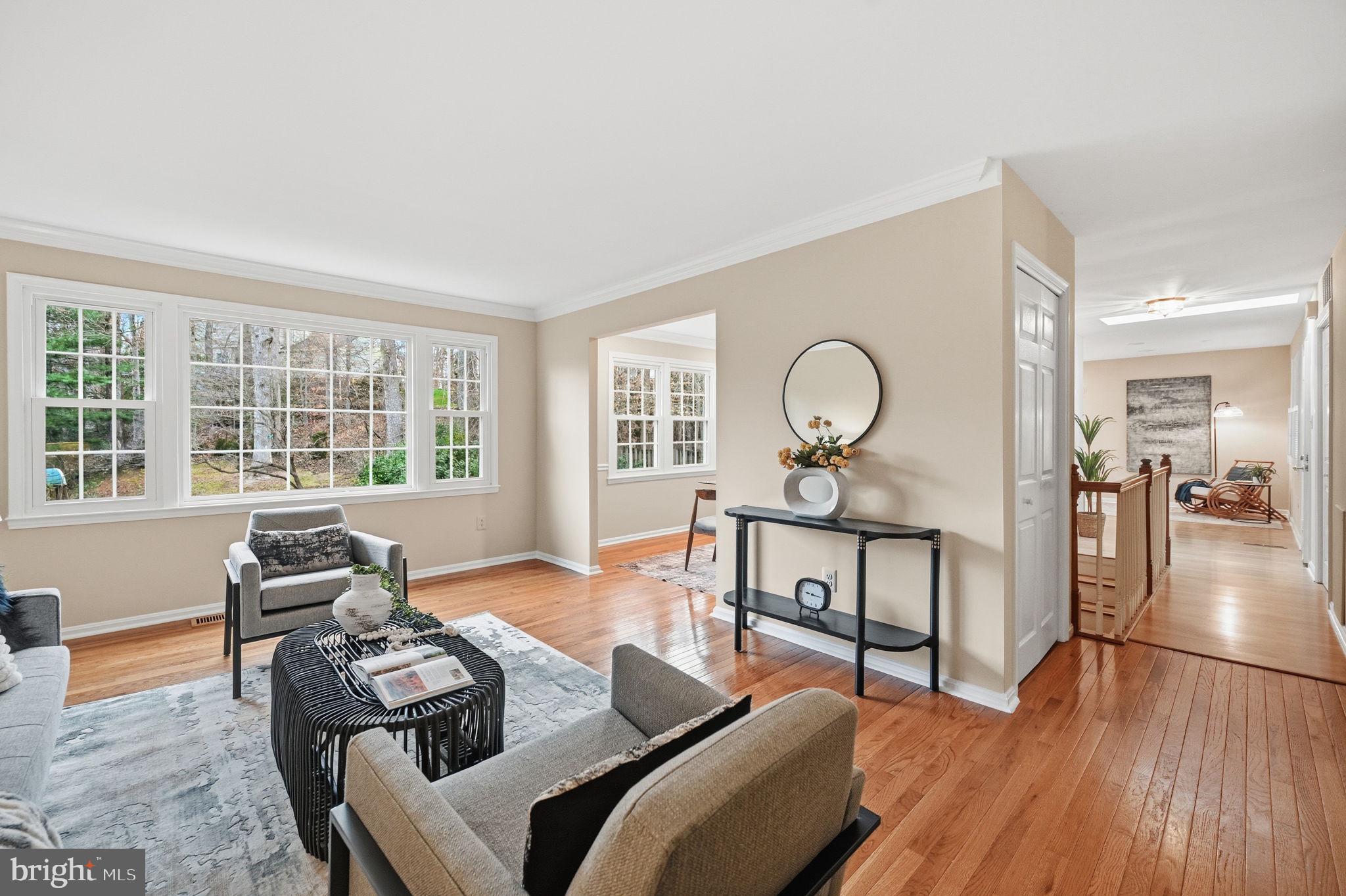 9322 Elk Drive Springfield, VA 22153 - Photo 5 of 40 Spacious living room w/hardwood floors