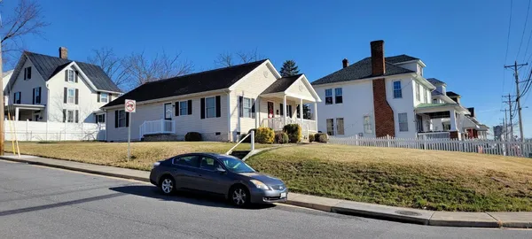 $2,200 | 438 West Market Street, Harrisonburg, VA 22802