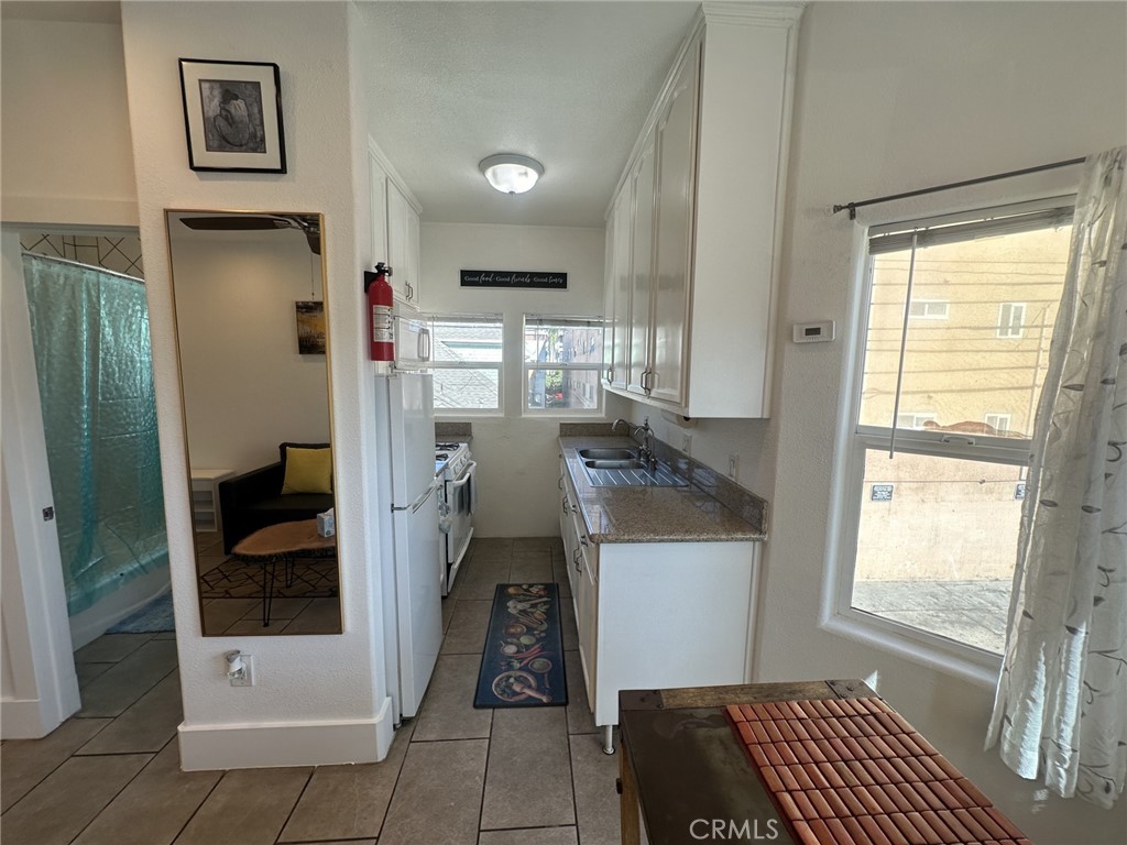 354 Chestnut Avenue, Unit 33 Long Beach, CA 90802 - Photo 11 of 18 a room with a washer and dryer