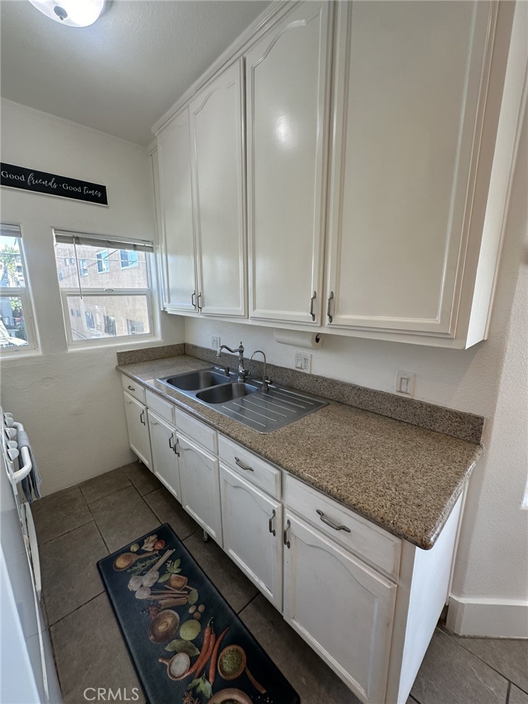 354 Chestnut Avenue, Unit 33 Long Beach, CA 90802 - Photo 13 of 18 a kitchen with stainless steel appliances granite countertop a sink stove and cabinets
