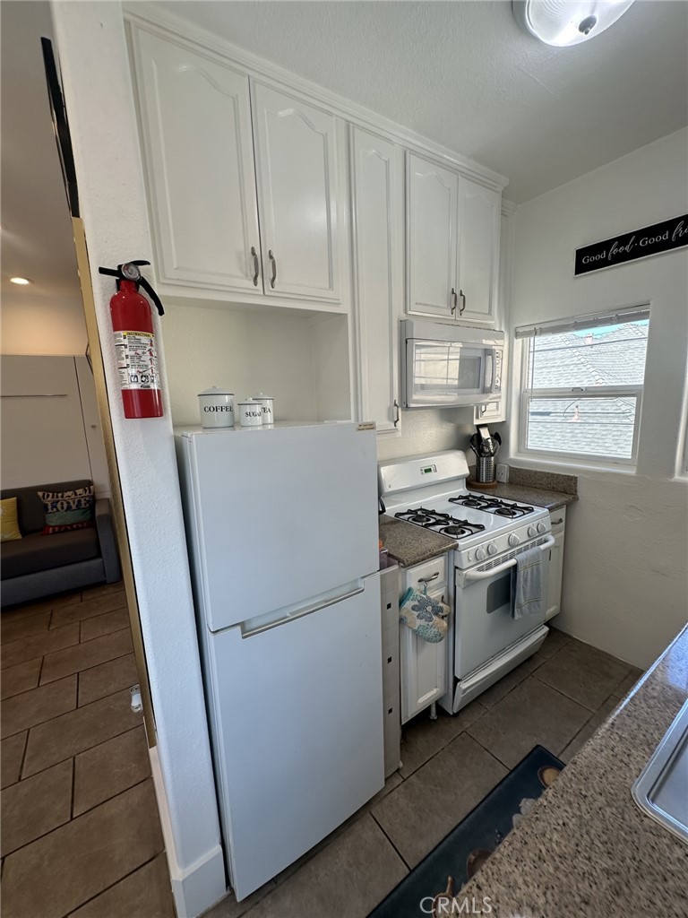 354 Chestnut Avenue, Unit 33 Long Beach, CA 90802 - Photo 14 of 18 a kitchen with a stove and a refrigerator