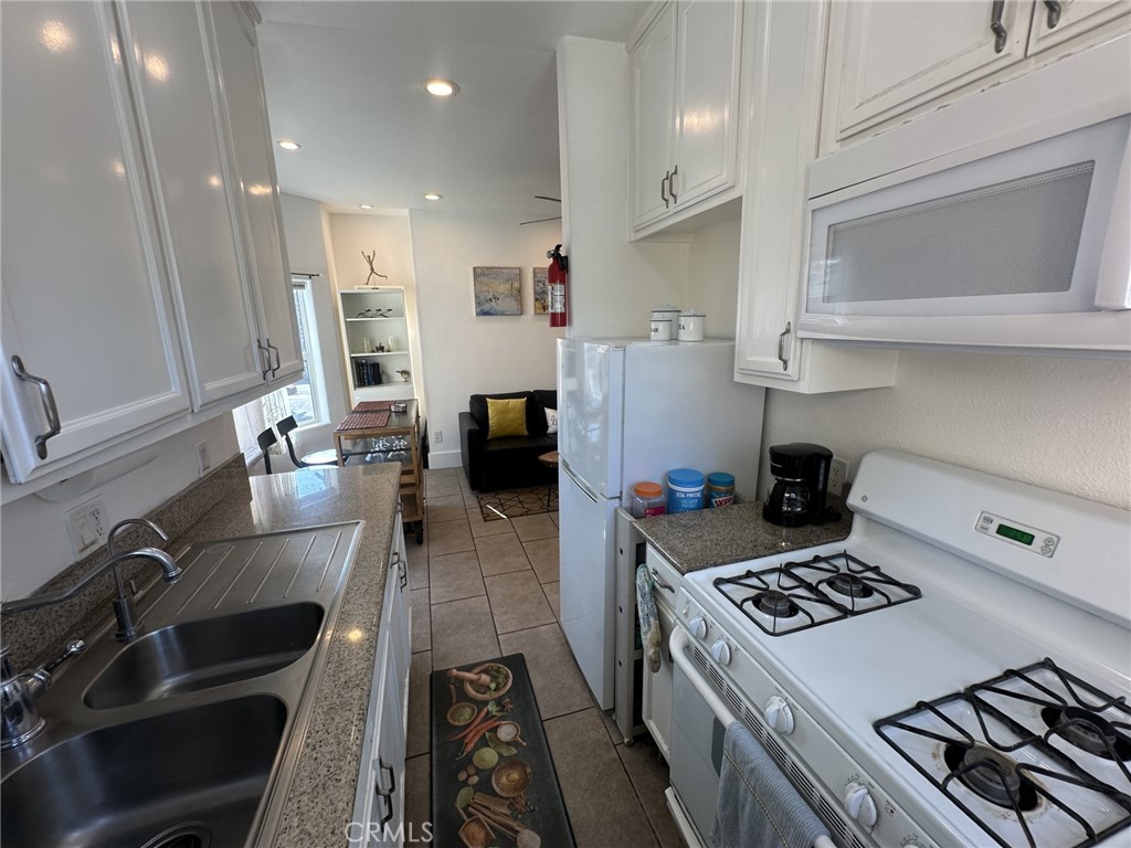 354 Chestnut Avenue, Unit 33 Long Beach, CA 90802 - Photo 16 of 18 a kitchen with kitchen island a stove and a sink