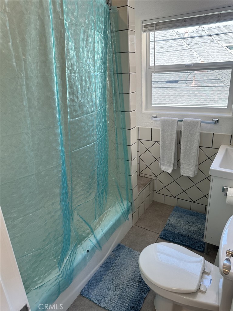 354 Chestnut Avenue, Unit 33 Long Beach, CA 90802 - Photo 17 of 18 a bathroom with a toilet and a shower