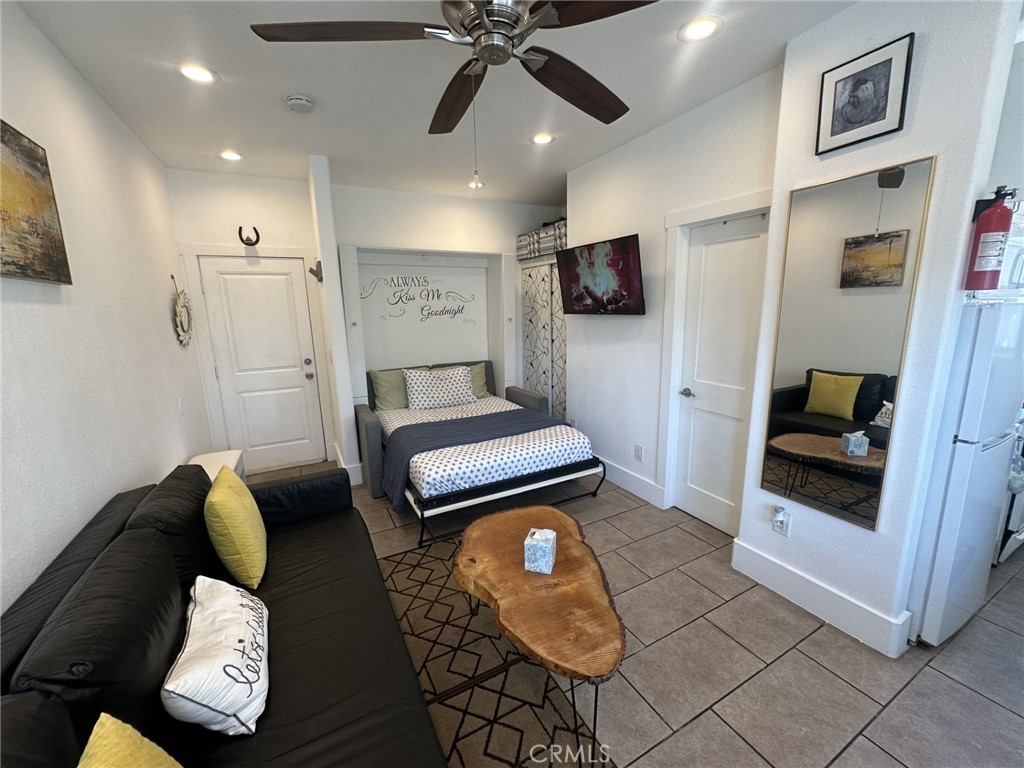 354 Chestnut Avenue, Unit 33 Long Beach, CA 90802 - Photo 18 of 18 a living room with furniture and a flat screen tv